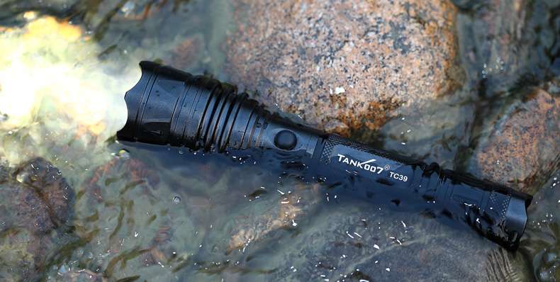 LED強光手電筒和普通手電筒區別不止在于強光遠射性能差別 LED強光手電筒和普通手電筒區別不止在于強光遠射性能差別