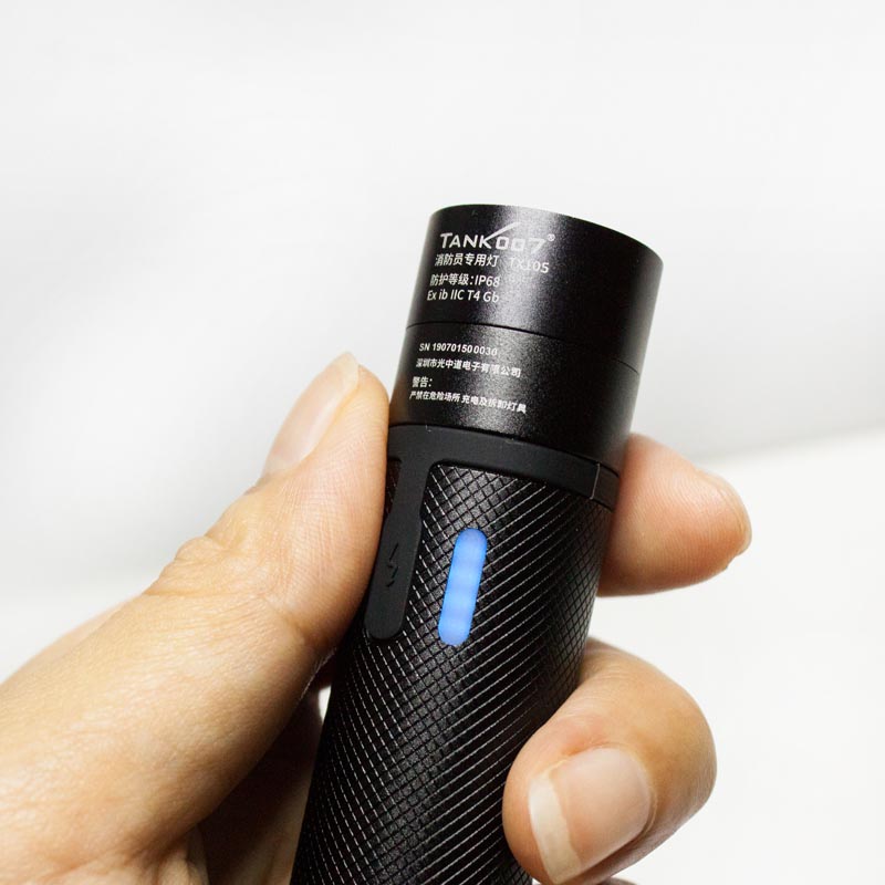 戰(zhàn)術(shù)強(qiáng)光手電筒廠(chǎng)家_充電強(qiáng)光手電筒
