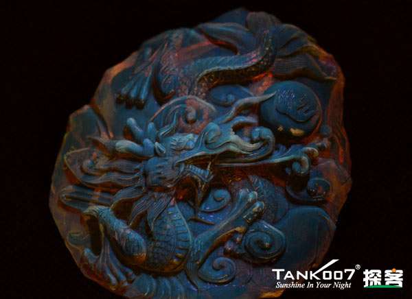 網上用紫光手電鑒定琥珀的帖子這么多，哪個是真假？